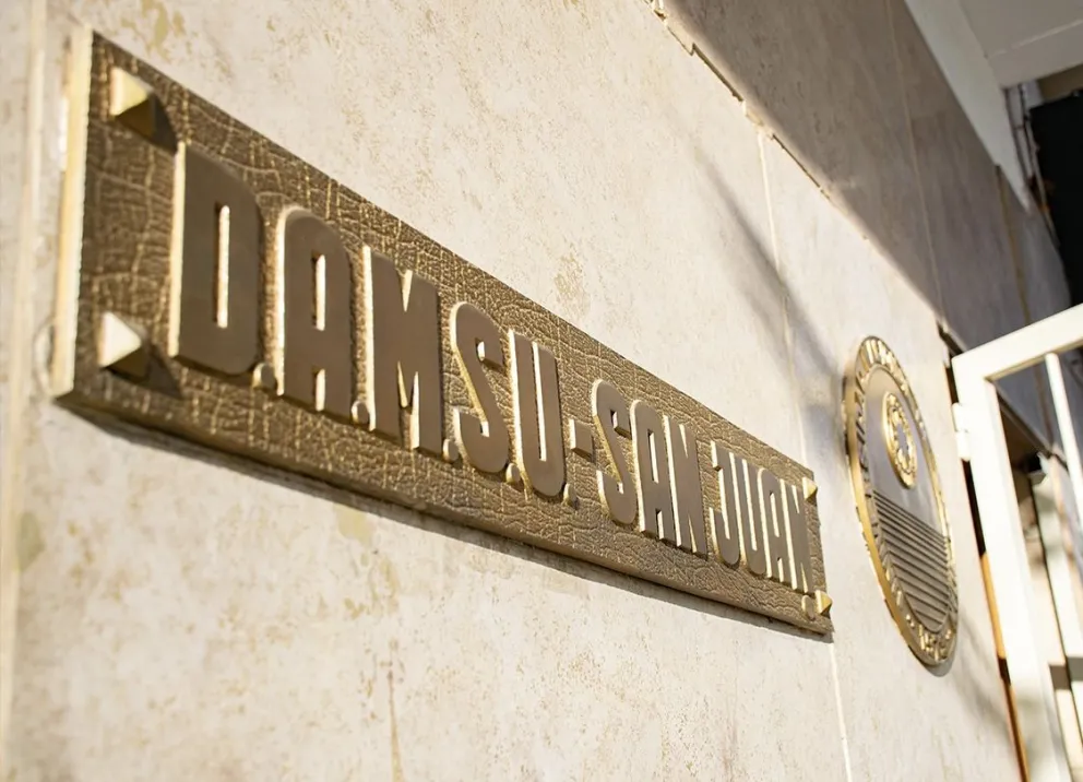 Un jubilado de casi 90 años demandó a la obra social universitaria porque le quieren cobrar más de 7 millones de pesos. 