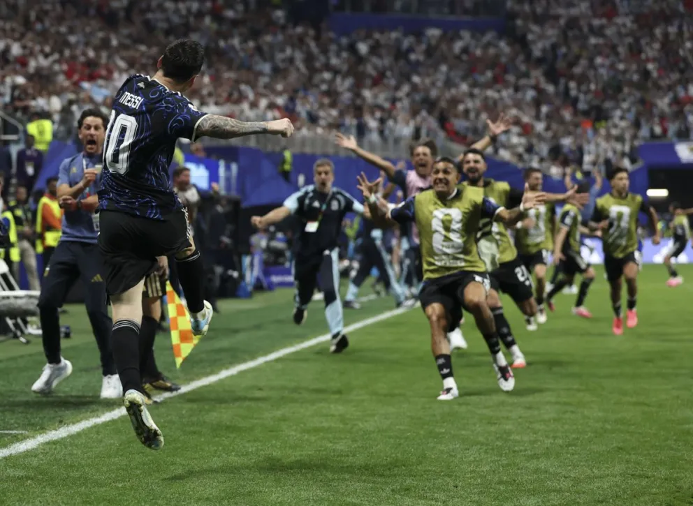 Messi delira con el segundo tanto de Argentina ante los ingleses.