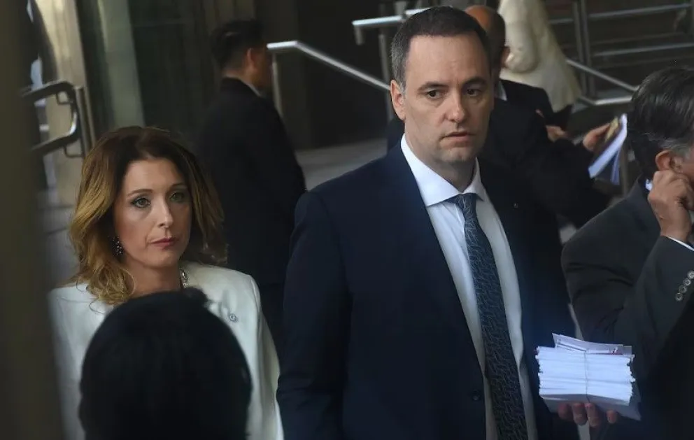 Manuel Adorni, junto a su esposa.