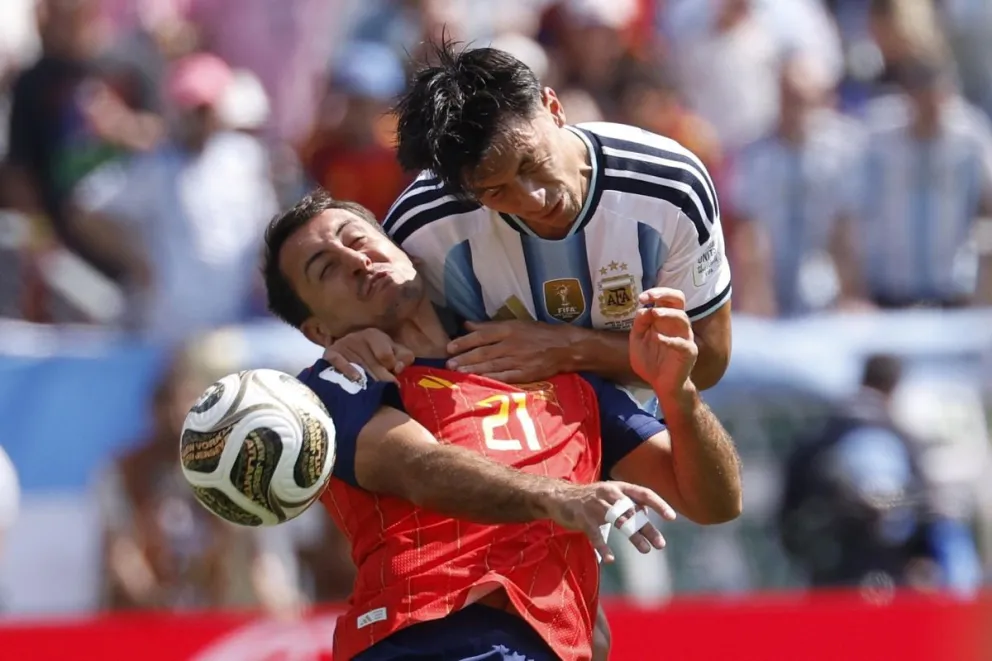 Lisandro Martínez va con todo de arriba.