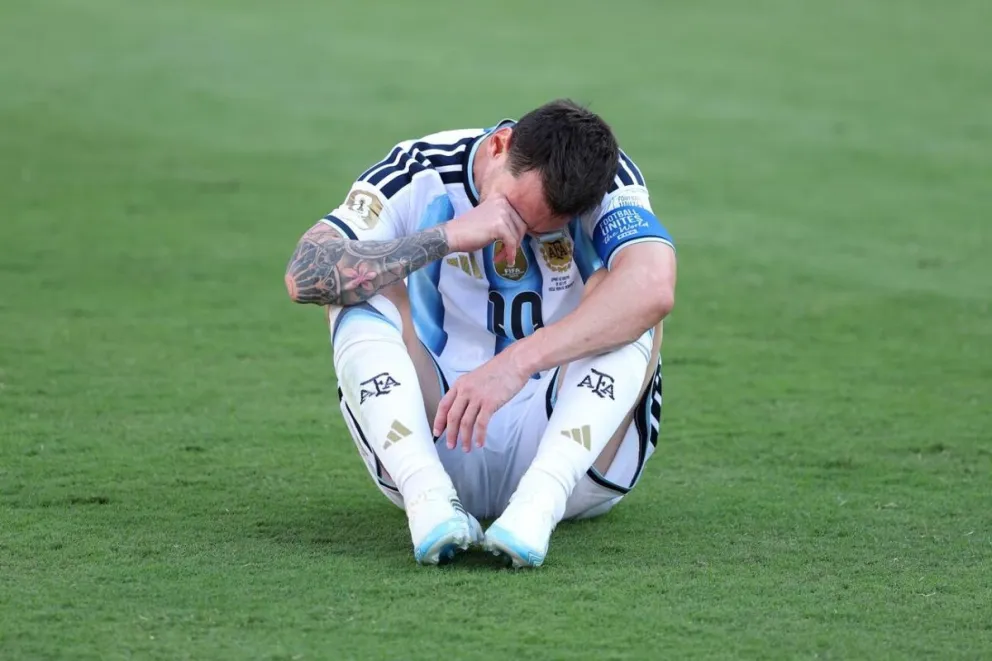 Messi, desconsolado en pleno campo de juego en New Jersey.
