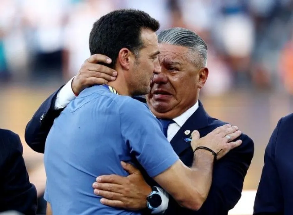 Tapia, conmovido, y el saludo a Scaloni durante la premiación.