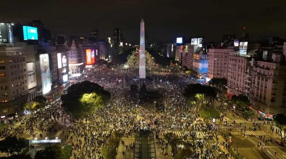 Miles de argentinos se reunieron en el Obelisco, pese a la caída en la definición ante España.