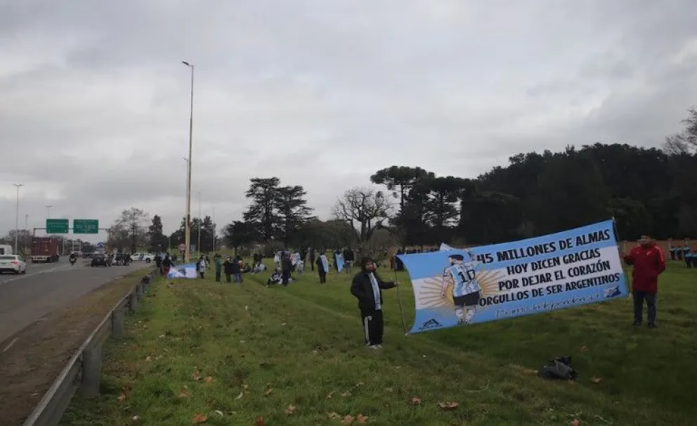Cientos de hinchas argentinos esperan a los jugadores en las afueras del Predio de Ezeiza.