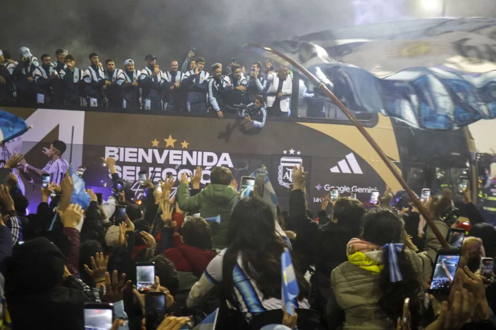 Otamendi, Scaloni y Tapia, al descender del avión.