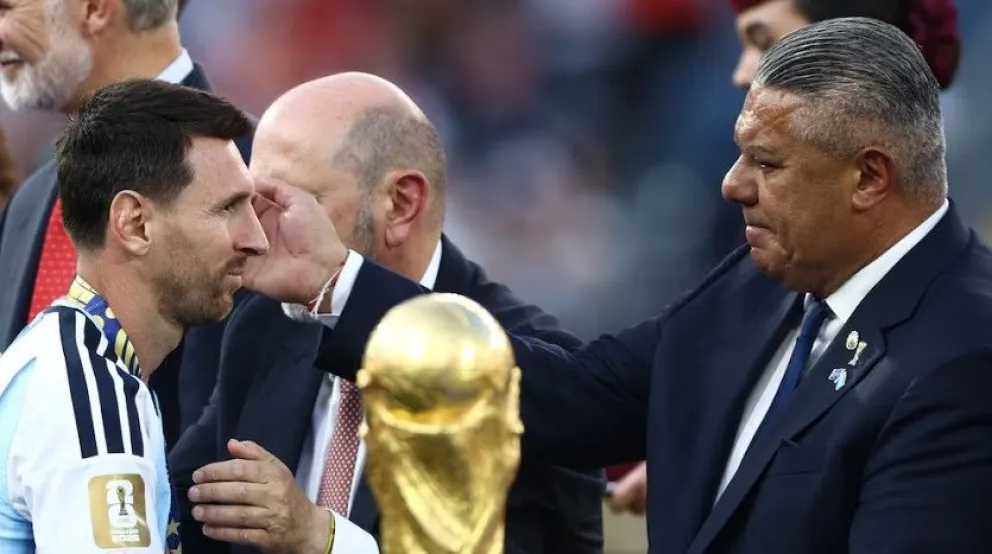Chiqui Tapia y Messi, durante la premiación del domingo en New Jersey.