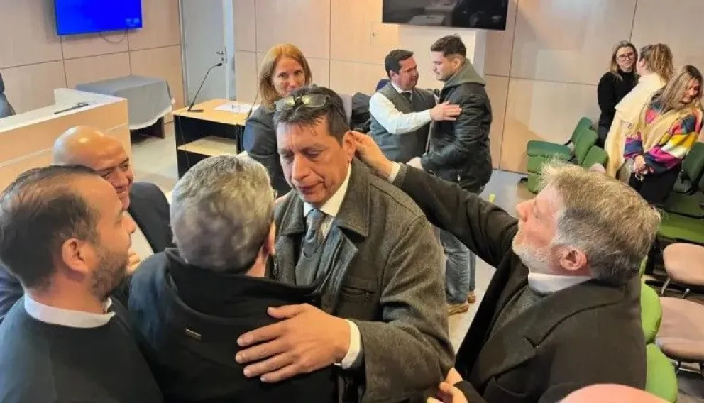 Absolución. Gustavo De la Fuente, saludado por colegas y amigos tras su absolución, resolución que también alcanzó al colombiano John Sebastián Quevedo.