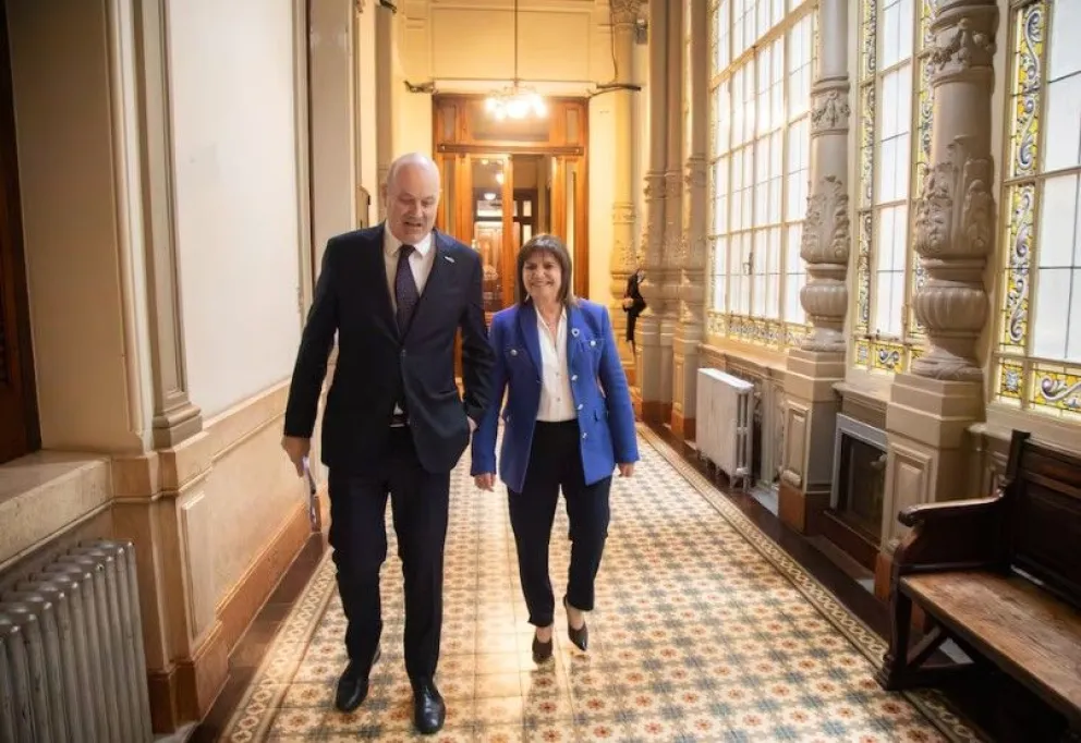 El ministro de Desregulación y Transformación del Estado, Federico Sturzenegger, junto a la senadora Patricia Bullrich por los pasillos del Congreso.