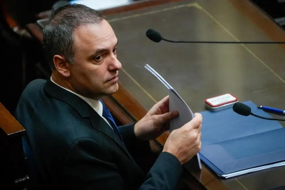 El ex jefe de Gabinete Manuel Adorni adhirió al Régimen Simplificado de Ganancias mientras era investigado por enriquecimiento ilícito.