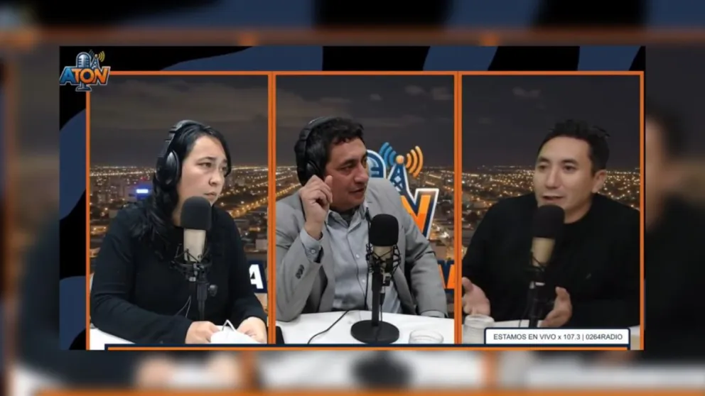 El diputado de Caucete, Emilio Escudero, junto a los conductores del programa "A todo o nada", de 0264 Radio.