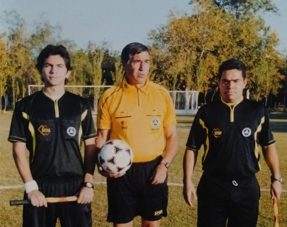 Ángel Pereyra durante uno de los tantos partidos oficiales que dirigió en su carrera profesional.