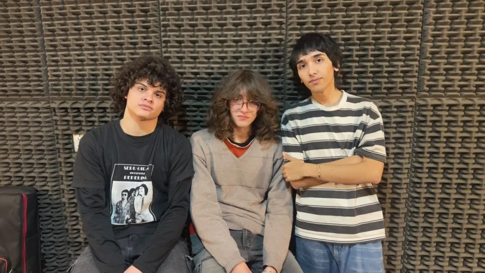 La banda, integrada por Alejo Aubone (guitarra y voz), Matheo González (teclados y voz) y Mateo Rivero (bajo).