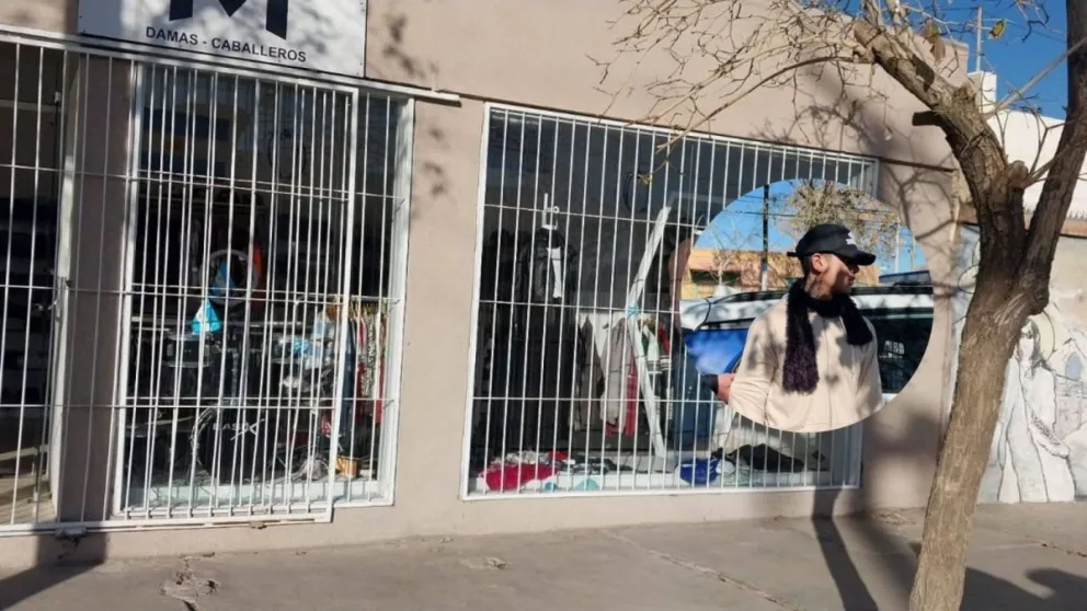 El comercio atacado en calle Superiora y el delincuente, de 18 años, que resultó detenido con todo el botín en su poder.