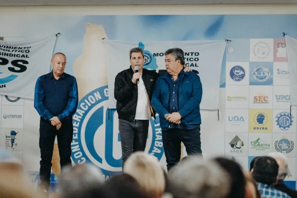 Uñac, junto a Cabello y Víctor Menéndez, del gremios de empleados de estaciones de servicio, en un acto político.