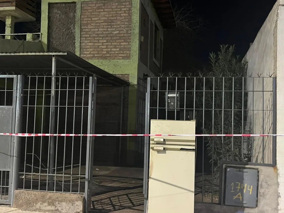 El domicilio de la mujer fallecida con la heladera que intentaban robarle. 
