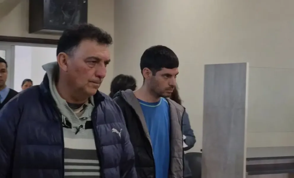 Lucas Villarruel y su padre, Carlos Villarruel, el dìa que se presentaron en Tribunales. Foto gentileza.