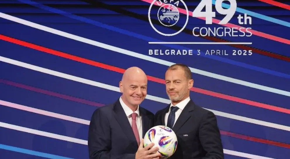 Los presidentes de la FIFA Gianni Infantino y de la UEFA Aleksander Ceferin posan durante el Congreso de la UEFA.

