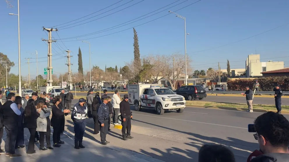 Una de las camionetas de Criminalística ingresando a la Morgue Judicial, en Rivadavia.