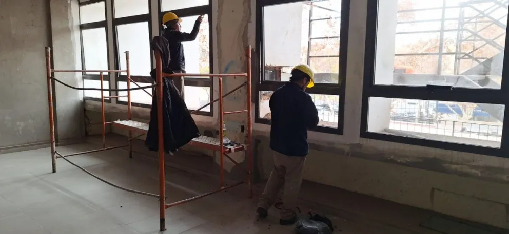 En una de las últimas recorrida de los ministros de la Corte al Edificio 9 de Julio, personal de la empresa realizaba tareas de refacciones.