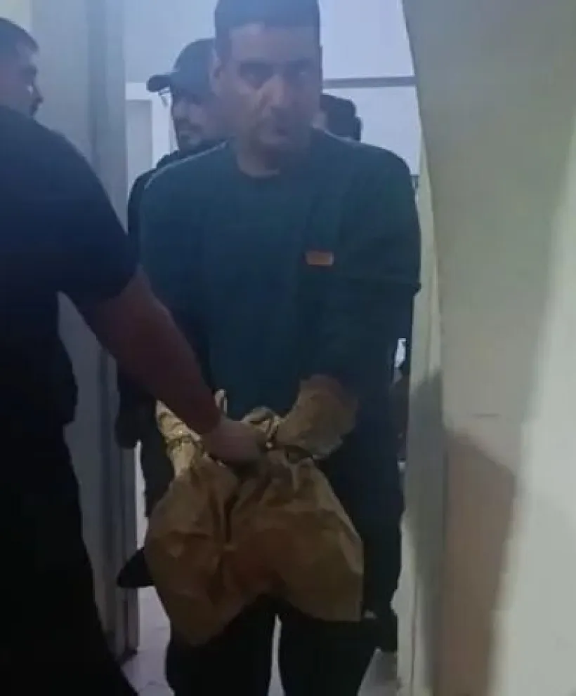 Matías Marín en el momento en el que lo trasladaron a la Central de Policía de San Juan. 
