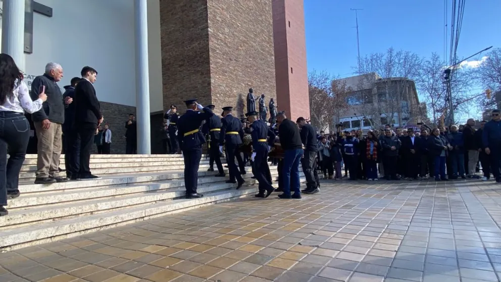 El momento de la llegada de los cuerpos de los cuatro fallecidos a la Catedral. Fotos y videos 0264Noticias.