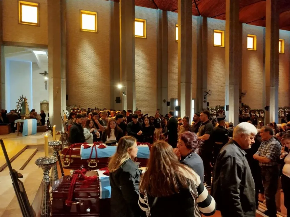 El público comenzó a la Catedral para despedir a los cuatro héroes fallecidos en la tragedia de Valle Fértil. - Fotos 0264Noticias.