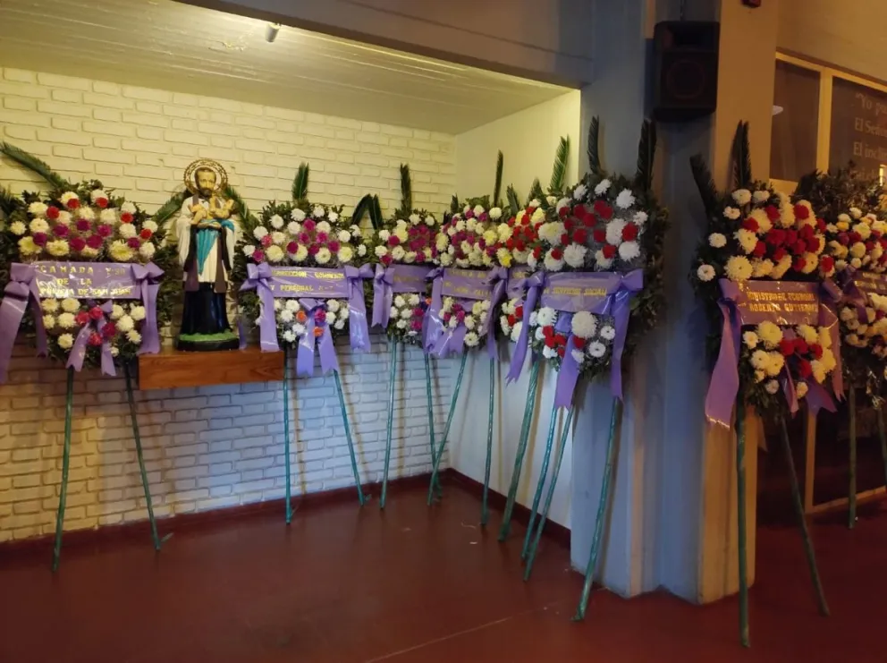 Diversas coronas se encuentran en un sector del interior de la Catedral.