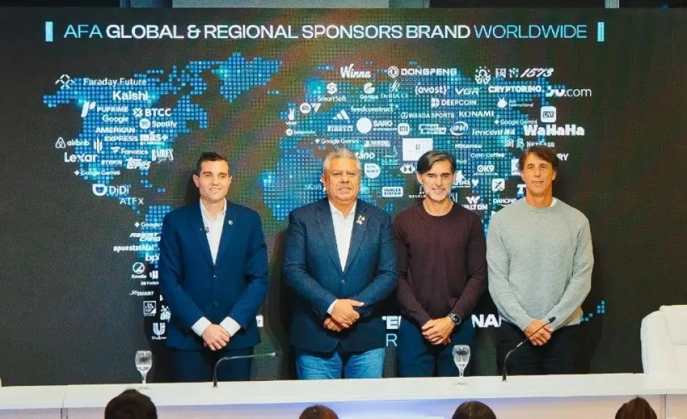 Leandro Petersen, primero desde la izquierda, junto a Chiqui Tapia, en un evento de la AFA.