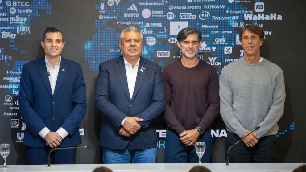 Leandro Petersen, primero desde la izquierda, junto a Chiqui Tapia, en un evento de la AFA.