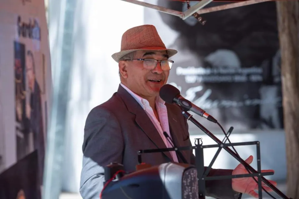 Hugo Cárdenas deleita a los sanjuaninos con los tangos que canta en la peatonal.
