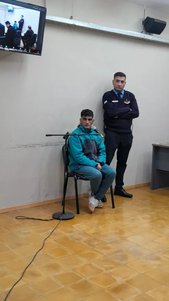 Díaz, el tercer implicado en el ataque a balazos contra una mujer en el barrio Costa Canal II, se sentó este martes frente a la jueza. Fotos 0264Noticias.