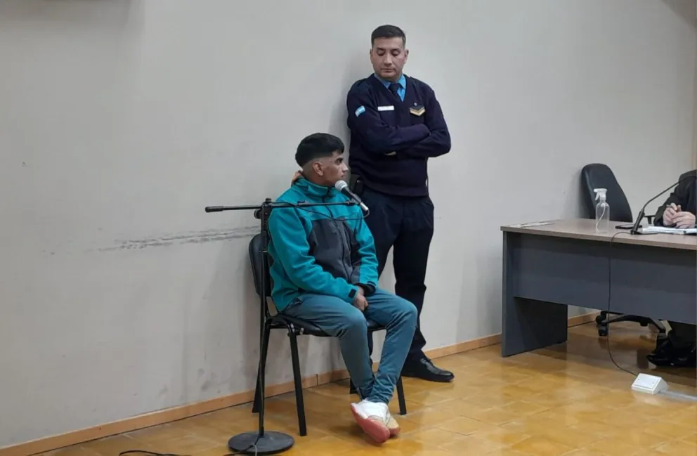 Díaz, el tercer implicado en el ataque a balazos contra una mujer en el barrio Costa Canal II, se sentó este martes frente a la jueza. Fotos 0264Noticias.