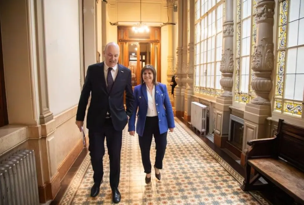 El ministro de Desregulación y Transformación del Estado, Federico Sturzenegger, junto a la senadora Patricia Bullrich por los pasillos del Congreso.
