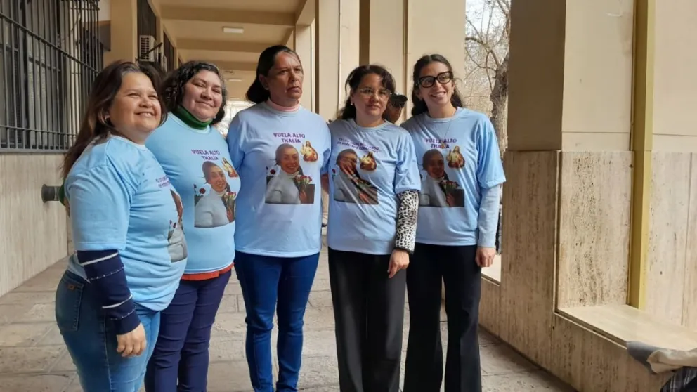 Anabella Recabarren (en el centro de la foto), madre de Talia, se presentó en Tribunales y solicitó ser parte querellante en la audiencia, planteo que fue rechazado.