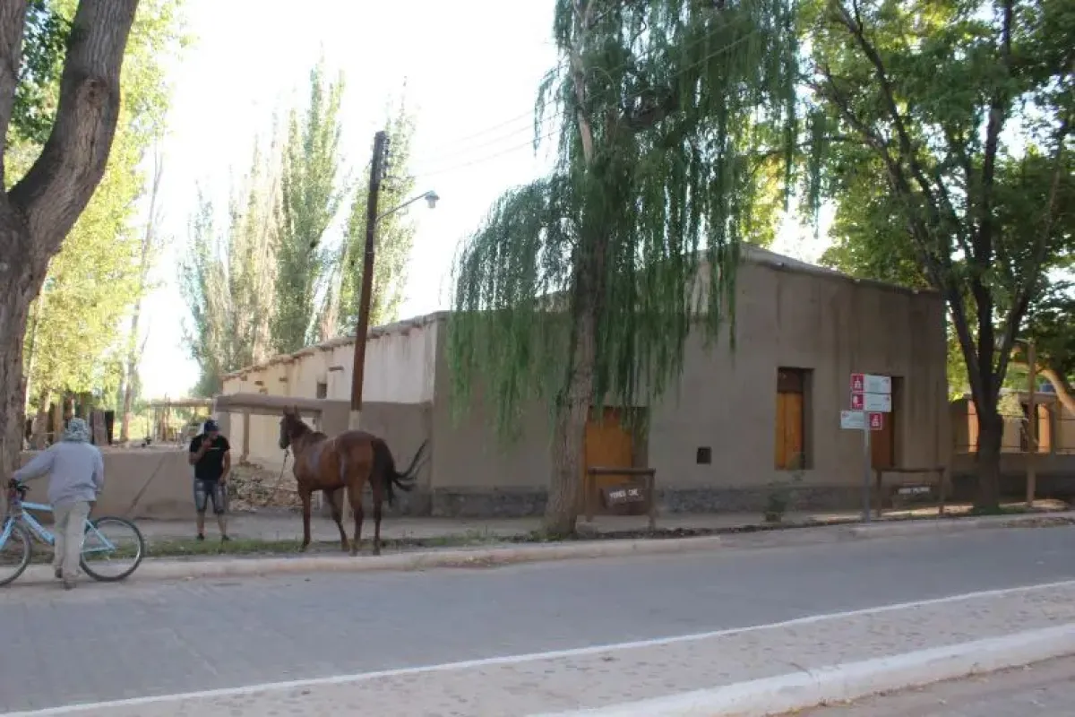 ¿Contra la minería? Prohibieron el tránsito pesado por una calle histórica de Tamberías para proteger el casco fundacional