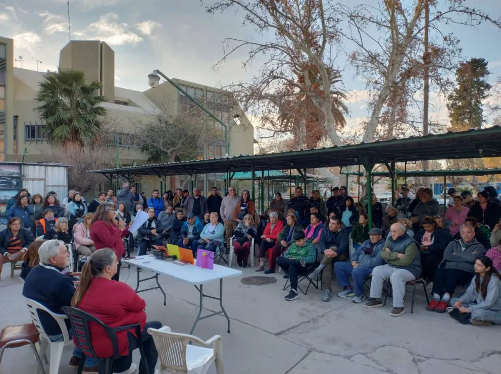 La asamblea de los integrantes de la Feria de las Pulgas, en el lugar donde trabajan hace 26 años.