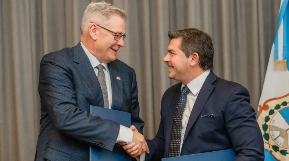 Orrego selló el acuerdo con Ron Hochstein, director Ejecutivo de Vicuña Corp. También participaron el ministro de Minería de la provincia, Juan Pablo Perea, y el country director de la empresa, José Morea.