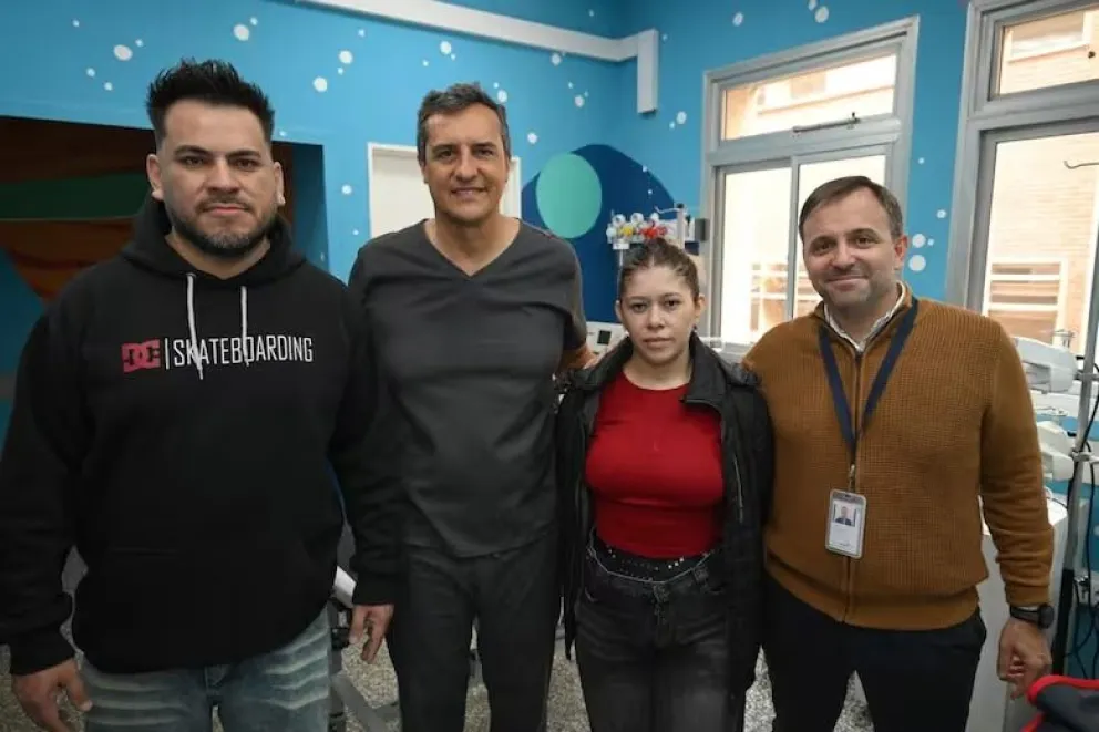 Los padres del bebé sanjuanino, Jonathan y Lucía, junto a parte del equipo interdisciplinario del Hospital de Niños de Córdoba que realizó la inédita operación en América Latina.