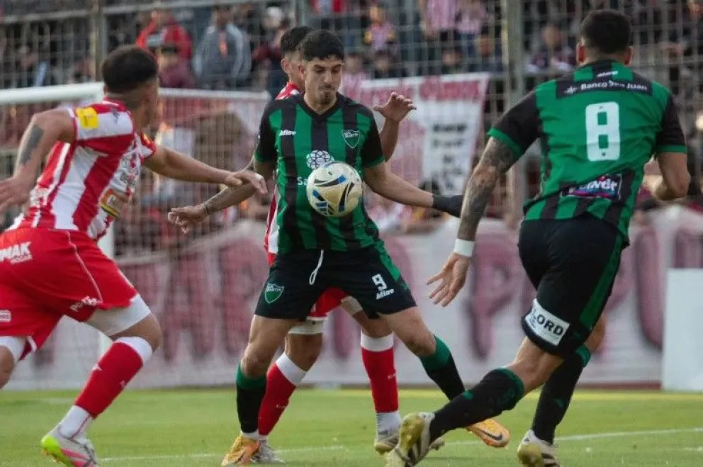 Los jugadores de San Martín, en el reconocimiento del campo de juego en La Ciudadela.