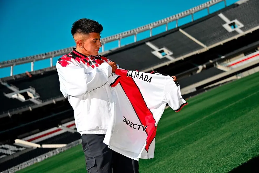 Thiago Almada, con la camiseta del Millonario.