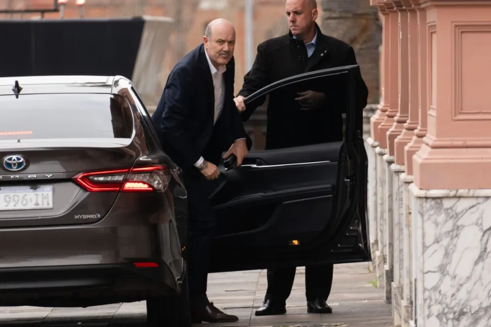 El ministro Federico Sturzenegger se incorporó al encuentro entre altos funcionarios del Gobierno nacional.