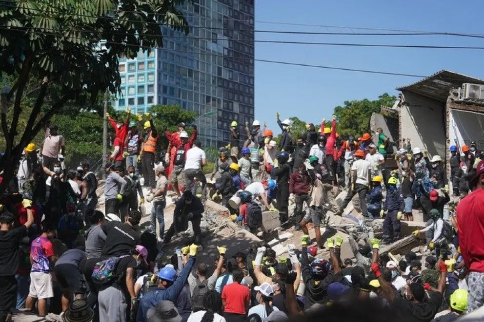 Tareas de rescate de los brigadistas. 