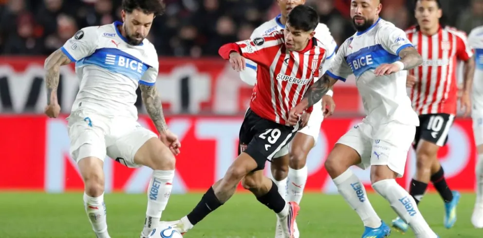 Fabricio Pérez lucha por la pelota. 