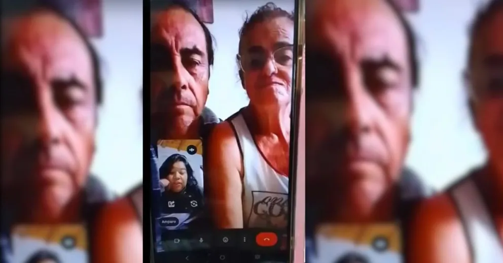 Carlos Cáceres y su pareja, en una videollamada que tuvo hoy con su hija, Carla, que reside en nuestra provincia.