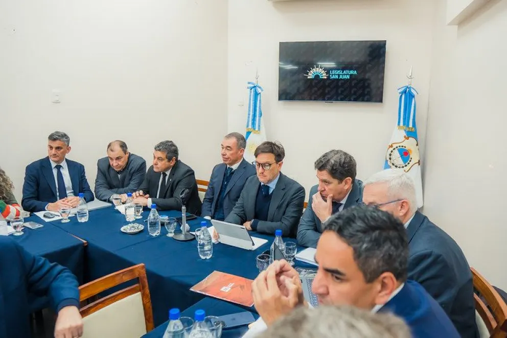Alfiles del gobernador Marcelo Orrego se presentaron en Diputados y aclararon dudas de los acuerdo de Vicuña y Vialidad. 