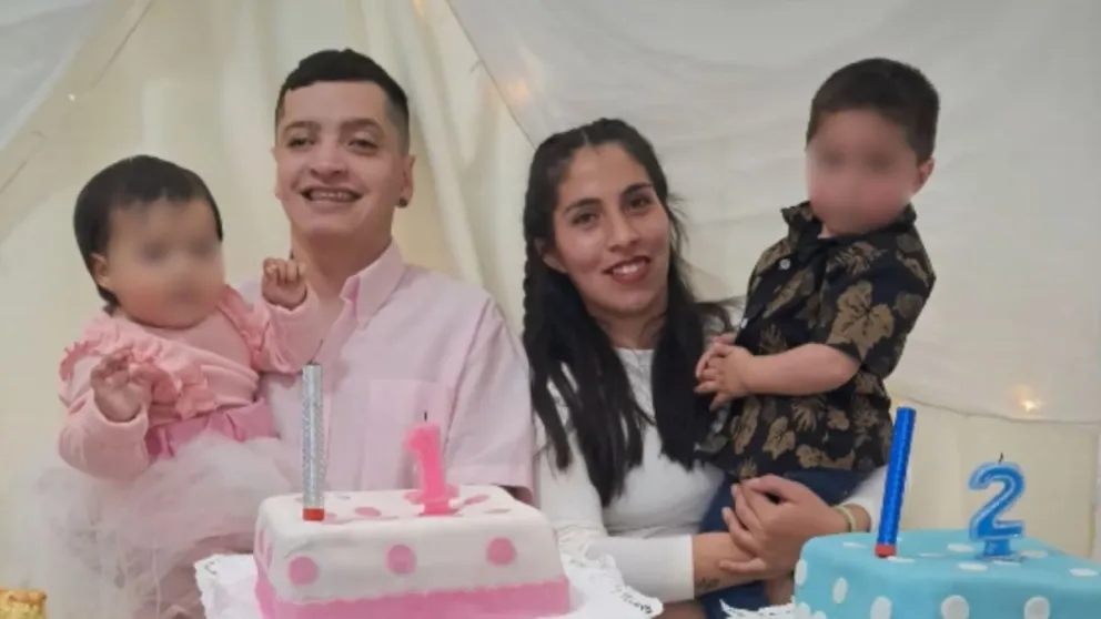 Gonzalo Olmos, junto a su pareja y los dos hijos que tienen.