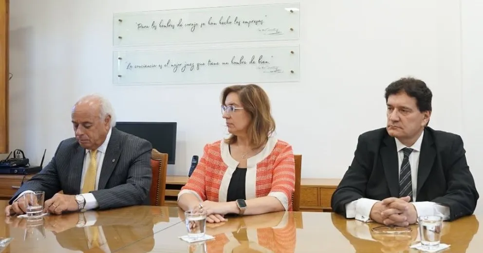 Los ministros Marcelo Lima, Adriana García Nieto y Daniel Olivares Yapur sacaron el fallo con el que anularon la prescripción que se había dictado en un juicio contra el Estado.