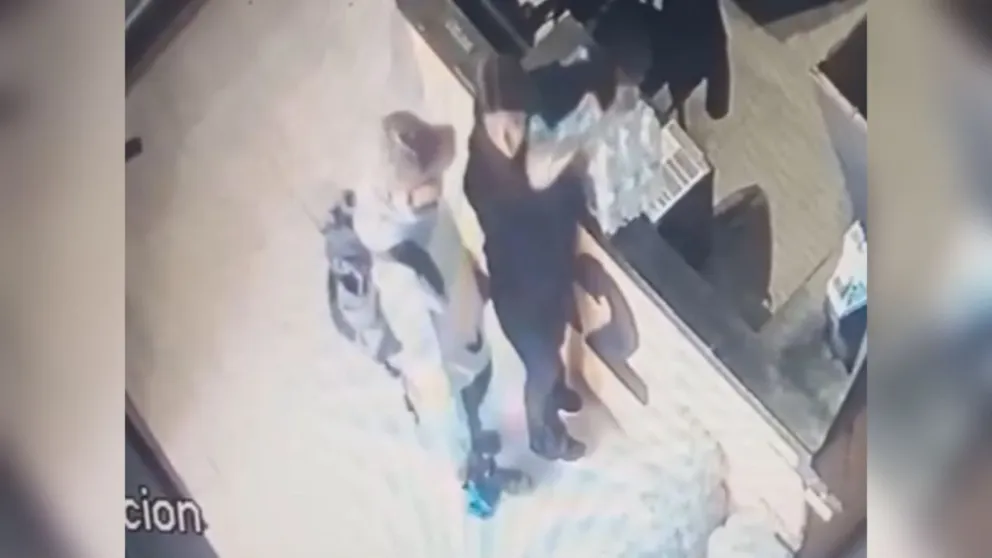 El momento donde se observa en el que, presuntamente, Ferreri se acerca a la mujer y la manosea en la zona de los glúteos.