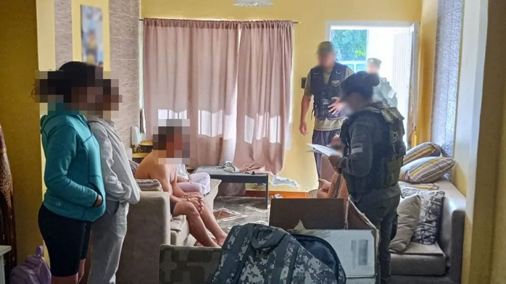 Procedimiento. Durante uno de los allanamientos a las viviendas de la familia Muñoz, los uniformados de Gendarmería entrevistaron a los integrantes de la supuesta banda.