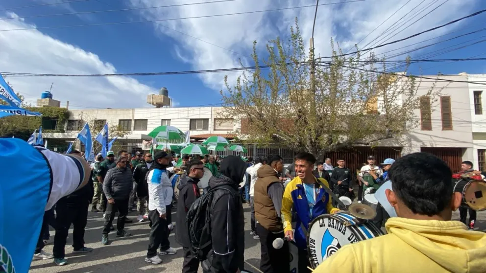 Miembros de varios gremios se dieron cita en las puertas del gremio Luz y Fuerza, donde se llevó adelante la reunión. 